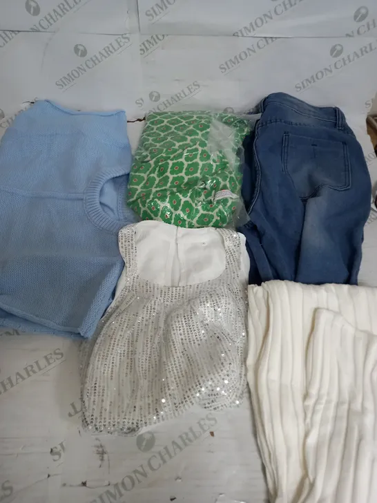 BOX OF APPROXIMATELY 22 ASSORTED CLOTHING ITEMS TO INCUDE - JUMPER , JEANS , DRESS ETC