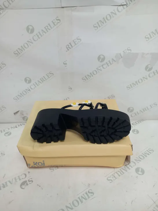 BOXED PAIR OF KOI FOOTWEAR BLOOMING DAISY STRAPPY SLIDERS IN BLACK - SIZE 5