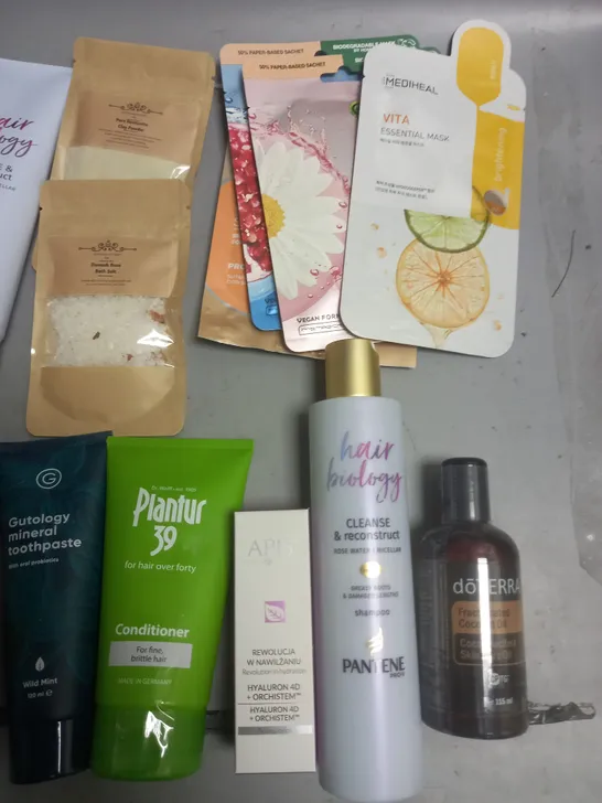 LOT OF APPROXIMATELY 25 ASSORTED HEALTH AND BEAUTY ITEMS TO INCLUDE PANTENE REPAIR MASK, KEANARICE MASK AND BARE BAR SOAP