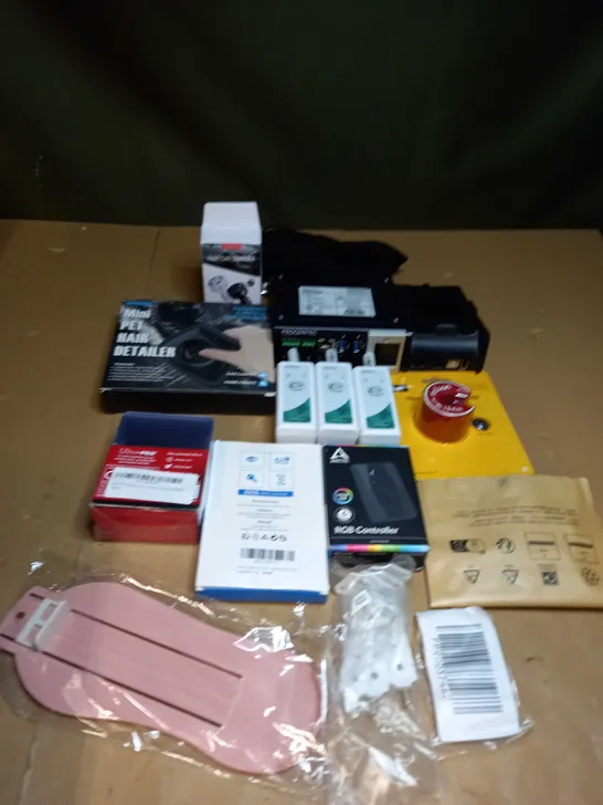 BOX OF ASSORTED ITEMS TO INCLUDE CAR CHARGERS, PET HAIR DETAILER AND PIPE CUTTER