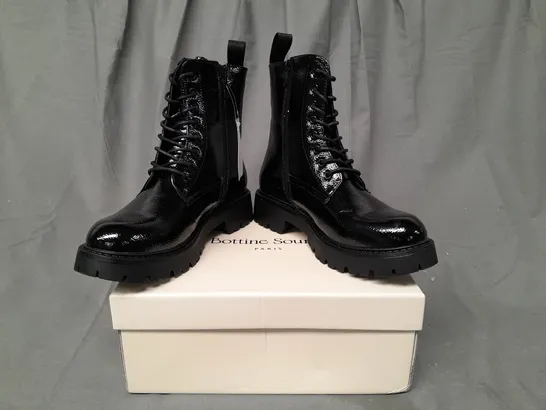 BOXED PAIR OF LA BOTTINE SOURIANTE CHUNKY PATENT LACE UP HIKER BOOTS IN BLACK EU SIZE 38