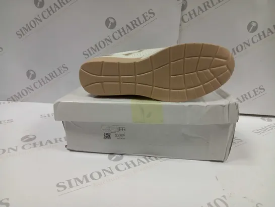 BOXED PAIR OF KIDS SHOES, SIZE UNKNOWN