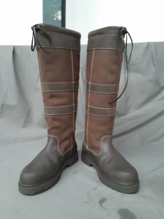 BOXED PAIR OF BAREBACK DAKOTA WATERPROOF COUNTRY BOOTS IN BROWN UK SIZE 4