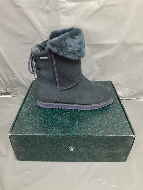 EMU AUSTRALIA BIRDWOOD WATERPROOF SHEEPSKIN BOOTS - MIDNIGHT BLUE, SIZE 6