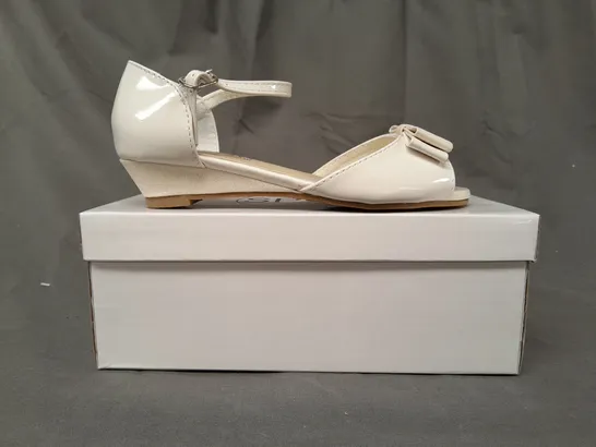 BOXED PAIR OF SPOT ON PEEP TOE PARTY SHOES IN WHITE W. GLITTER EFFECT EU SIZE 32