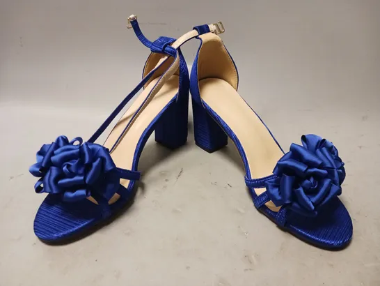 BOXED PAIR OF DESIGNER OPEN TOE BLOCK HEEL SHOES IN SAPPHIRE BLUE W. BOW DETAIL EU SIZE 40