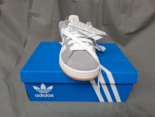 BOXED PAIR OF ADIDAS 00S J SHOES IN GREY UK SIZE 4.5