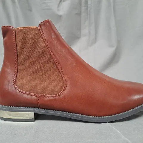 BOXED PAIR OF ELLA CAGGIE CHELSEA BOOTS IN BRANDY SIZE 8