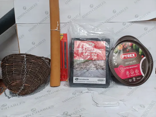 BOX OF APPROX 30 ASSORTED ITEMS TO INCLUDE - HEAVY DUTY WOVEN WEED MEMBRAIN - PYREX ASIMETRIA - AMTECH 3 PEICE RASP FILE ECT 