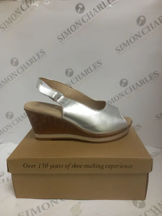 BOXED PAIR OF CUSHION WALK SILVER STRAPPY WEDGE HEELED SHOES - SIZE 6