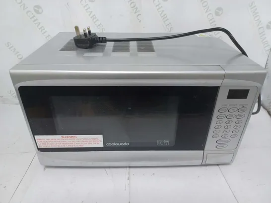 BOXED CLOCKWORKS 700W MICROWAVE IN SILVER