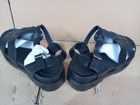 BOXED PAIR OF DESIGNER FAUX LEATHER SANDALS IN BLACK UK SIZE 4