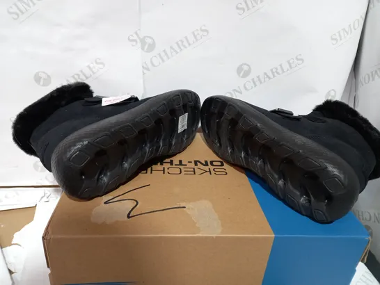 BOXED PAIR OF SKECHERS WINTER ANKLE BOOTS - SIZE 3.5