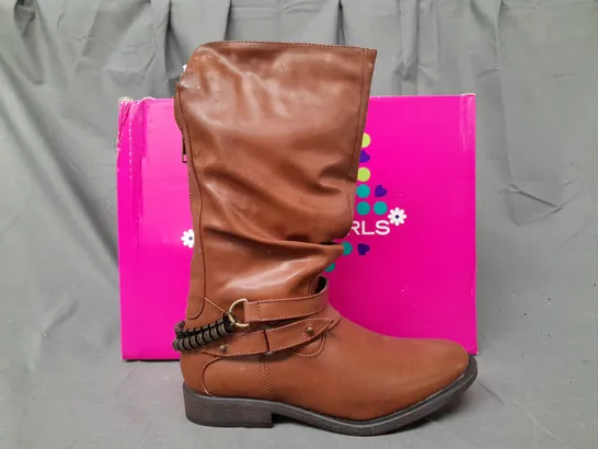 BOXED PAIR OF RAMPAGE GIRLS KAREN BOOTS IN TAN SIZE 4M