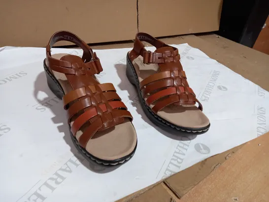 BOX OF CLARKS LEXI BRIDGE TAN BROWN SANDALS SIZE 7