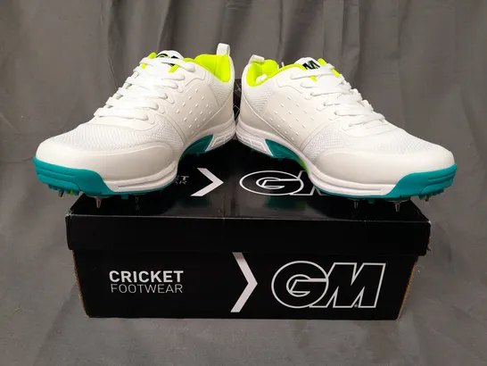 BOXED PAIR OF GM AION SPIKE CRICKET SHOES IN WHITE/BLUE/LIME UK SIZE 10