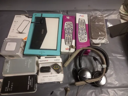 LOT OF APPROXIMATELY 30 ASSORTED HOUSEHOLD ITEMS TO INCLUDE JACK SPADE TABLET CASE, TOM TOM CURFER AND VARIOUS PHONE CASES