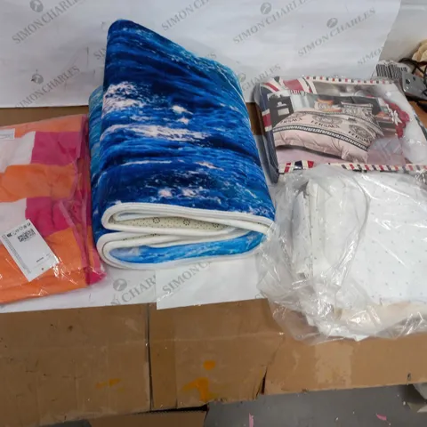 LOT OF APPROX 5 ASSORTED ITEMS TO INCLUDE FLOOR MAT, BED SHEETS, TOWEL ETC