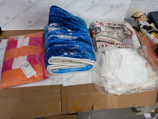 LOT OF APPROX 5 ASSORTED ITEMS TO INCLUDE FLOOR MAT, BED SHEETS, TOWEL ETC