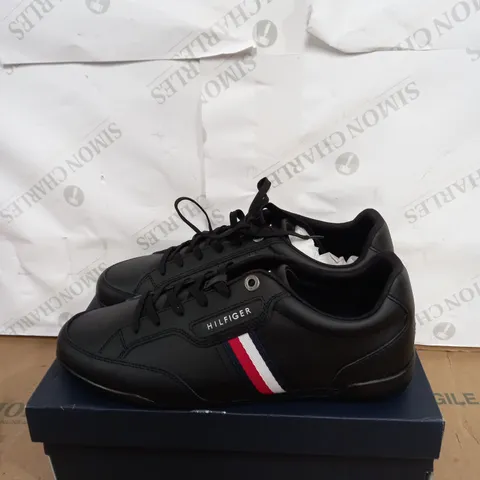 BOXED PAIR OF TOMMY HILFIGERCLASSIC LOGO TRAINERS SIZE 8