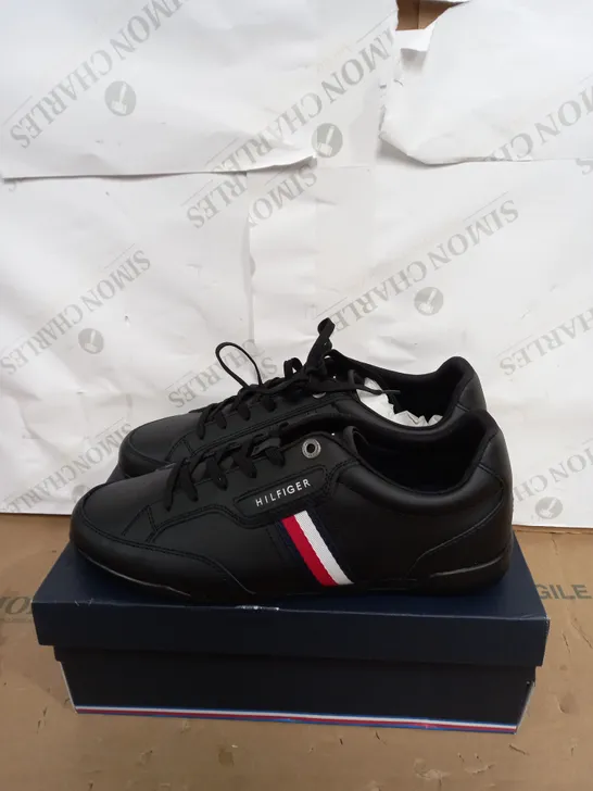 BOXED PAIR OF TOMMY HILFIGERCLASSIC LOGO TRAINERS SIZE 8