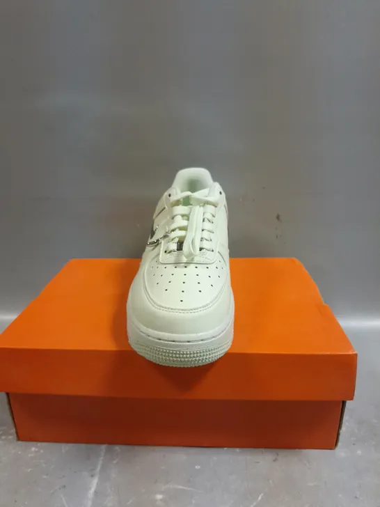 BOXED PAIR OF NIKE W AIR FORCE 1 TRAINERS IN WHITE - 5