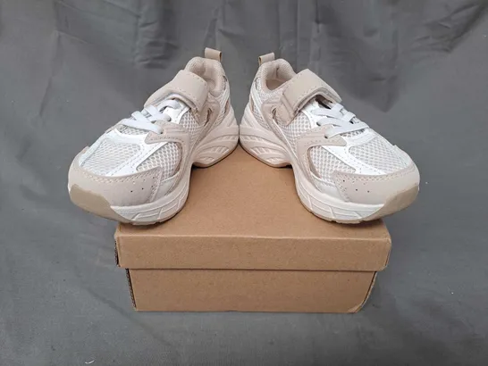 BOXED PAIR OF DESIGNER KIDS SHOES IN BEIGE EU SIZE 25