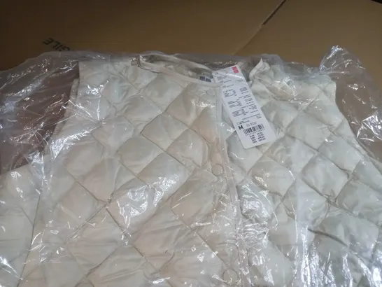 PACKAGED UIQLO CREAM QUILTED GILET - MEDIUM