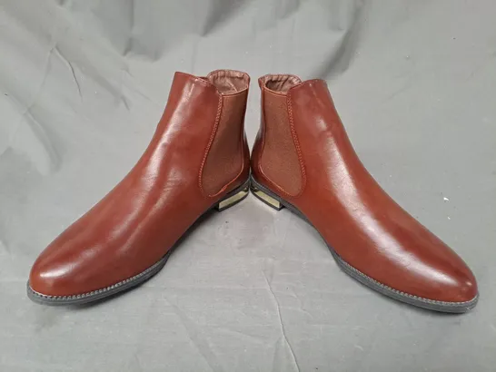 BOXED PAIR OF ELLA CAGGIE CHELSEA BOOTS IN BRANDY SIZE 8