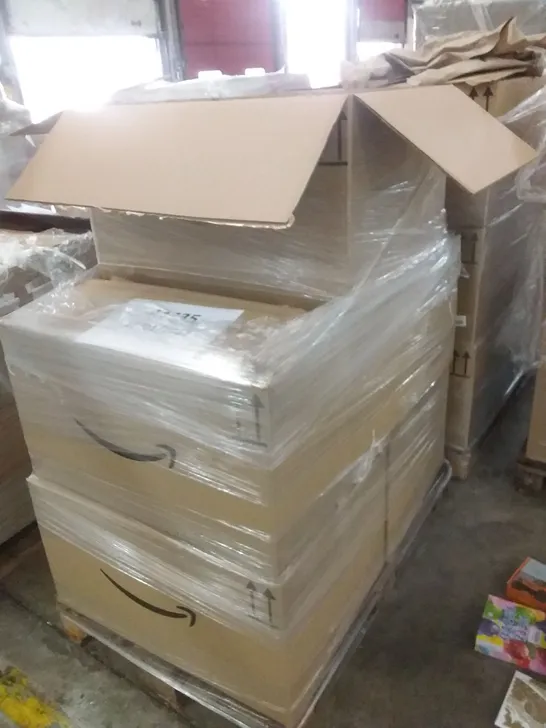 PALLET OF ASSORTED ITEMS TO INCLUDE BOOKS, TOYS, PARTY DECOR, LAMPS, SPEAKERS ETC 