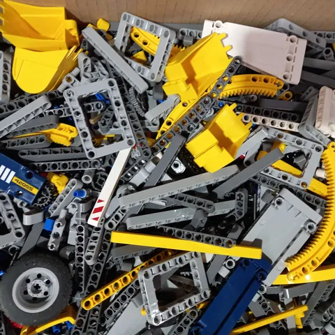 BOX OF ASSORTED TOY BRICKS FROM VARIOUS SETS