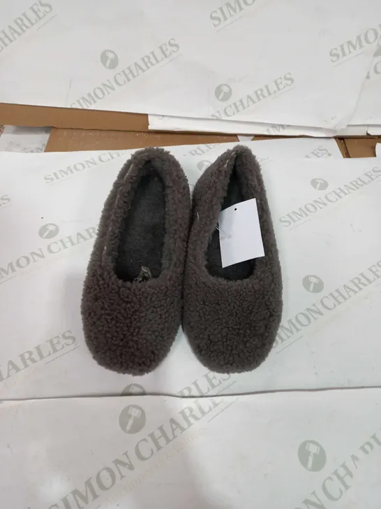 EMU AUSTRALIA GREY FLEECE SLIPPER - SIZE M6/W7