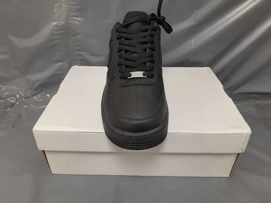 BOXED PAIR OF NIKE AIR FORCE 1 '07 SHOES IN BLACK UK SIZE 9.5