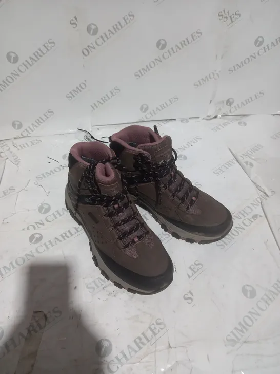 UNBOXED PAIR OF SKETCHERS CHOCOLATE HIKING BOOTS - SIZE 7