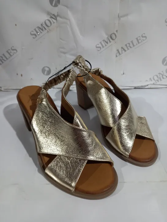 UNBOXED MODA IN PELLE LASSANDRA SANDAL IN GOLD SIZE 5