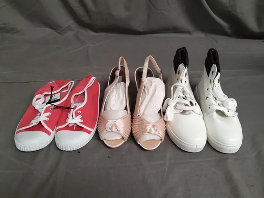 APPROXIMATELY 15 PAIRS OF LADIES SHOES. ASSORTED SIZES, COLOURS AND STYLES