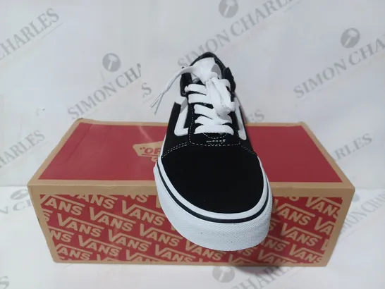 VANS OFF THE WALL PLAIN BLACK & WHITE SHOE - UK 4.5