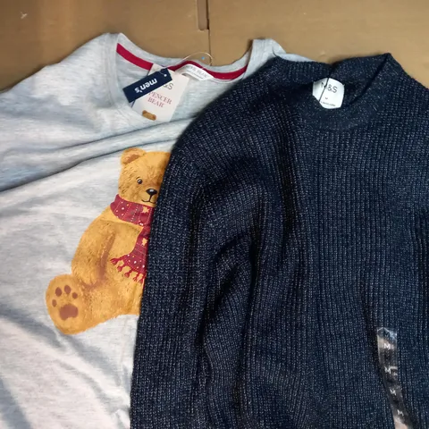 BOX OF APPROXIMATELY 10 ASSORTED CLOTHING AND FASHION ITEMS TO INCLUDE DESIGNER SPENCER BEAR TOP IN GREY SIZE 2XL, DESIGNER LONG SLEEVE JUMPER IN BLUE SIZE M, ETC