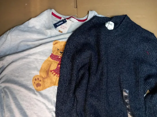 BOX OF APPROXIMATELY 10 ASSORTED CLOTHING AND FASHION ITEMS TO INCLUDE DESIGNER SPENCER BEAR TOP IN GREY SIZE 2XL, DESIGNER LONG SLEEVE JUMPER IN BLUE SIZE M, ETC