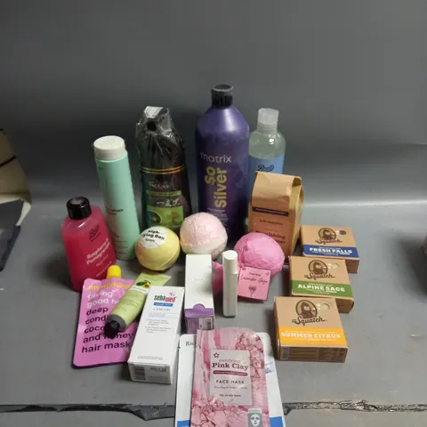 BOX OF APPROXIMATELY 20 COSMETIC ITEMS TO INCLUDE - DR SQUATCH SOAPS - BATH BOMBS - SHAMPOOS ETC 