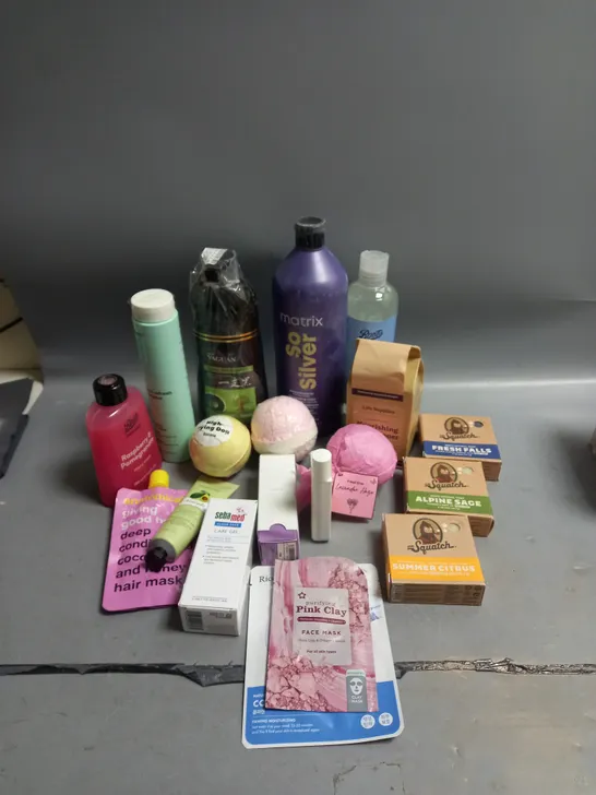 BOX OF APPROXIMATELY 20 COSMETIC ITEMS TO INCLUDE - DR SQUATCH SOAPS - BATH BOMBS - SHAMPOOS ETC 