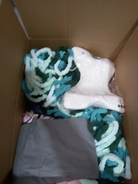 BOX OF ASSORTED HOUSEHOLD ITEMS TO INCLUDE MEMORY FOAM PILLOW, BLANKET, BEDDING SET ETC 