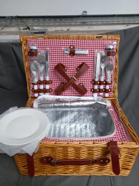 BOXED PICNIC BASKET SET IN BROWN/GINGHAM