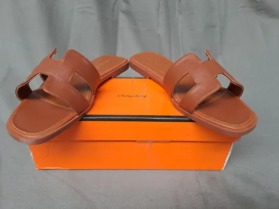 BOXED PAIR OF CHENG SHENG OPEN TOE FLAT SANDALS IN BROWN EU SIZE 38