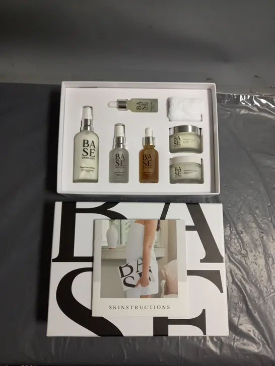 BOXED BASE THE 5 MINUTE SKINCARE KIT