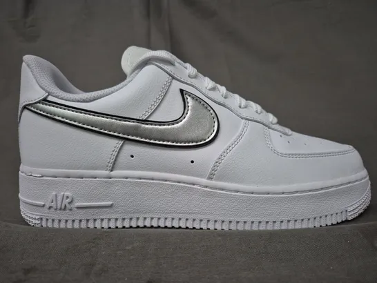 BOXED PAIR OF NIKE WOMEN'S AIR FORCE 1 '07 ESS SHOES IN WHITE/METALLIC SILVER UK SIZE 5.5