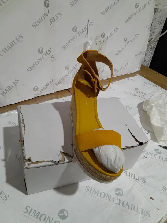 BOXED MARC FISHER ZAKO WEDGE SANDALS MUSTARD SIZE 6.5