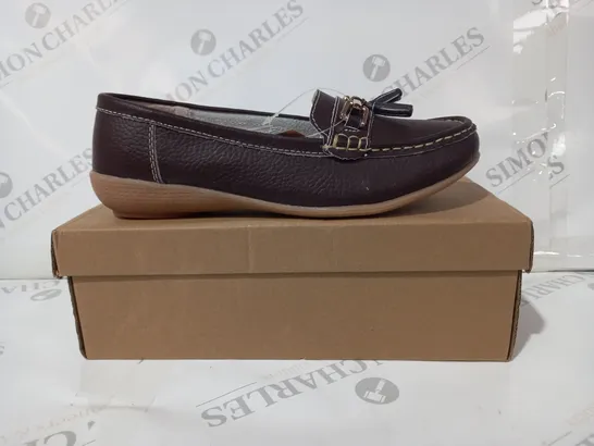 BOXED PAIR OF JO & JOE LEATHER LOAFERS IN DARK BROWN UK SIZE 6