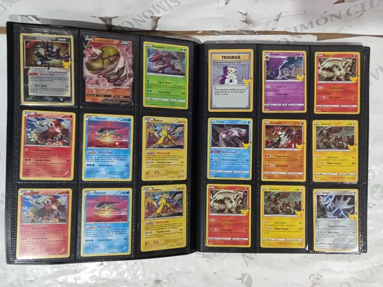 LOT OF ASSORTED POKÉMON TRADING CARDS W. ALBUM FOLDER IN BLACK