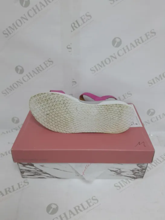 BOXED PAIR OF MODA IN PELLE ORINA SANDALS IN PINK SIZE 3